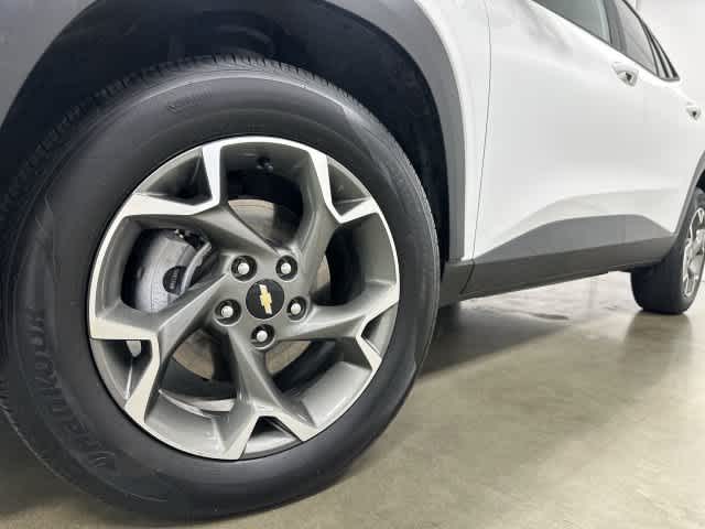 2025 Chevrolet Trax photo 28 of 32