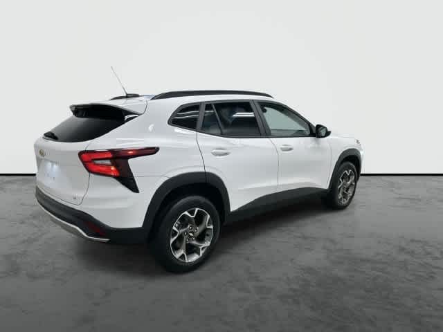 2025 Chevrolet Trax photo 4 of 32