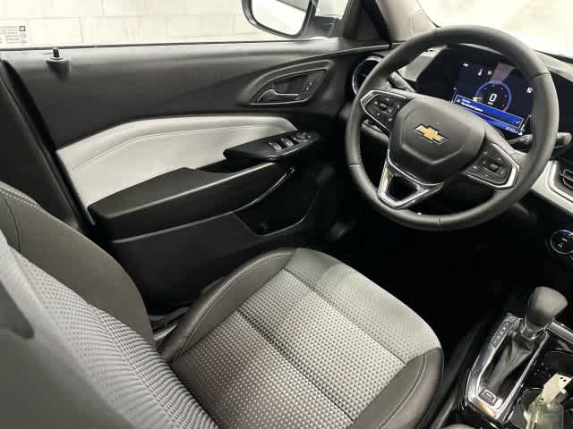 2025 Chevrolet Trax photo 12 of 32