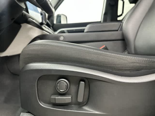 2025 Land Rover Defender photo 27 of 33