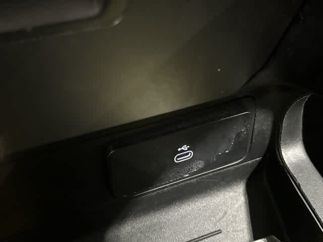 2025 Land Rover Defender photo 26 of 33
