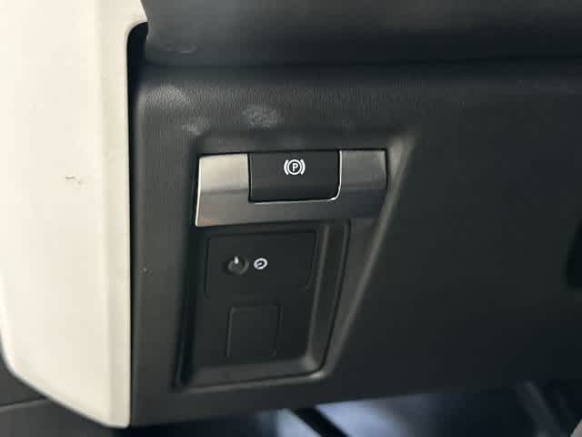 2025 Land Rover Defender photo 19 of 33