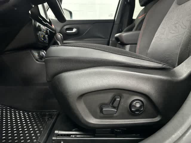 2021 Jeep Renegade photo 25 of 31