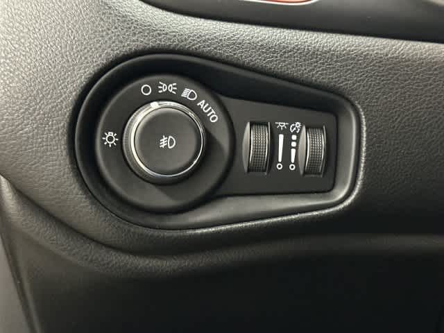 2021 Jeep Renegade photo 18 of 31