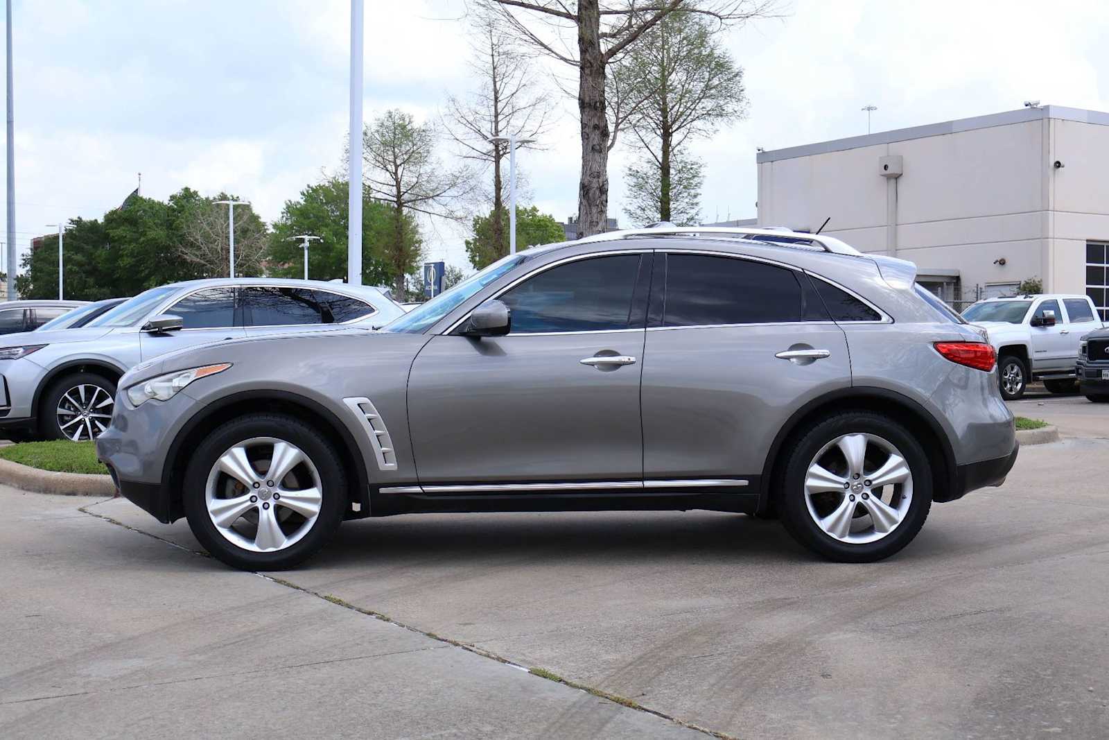 View vehicle photo 3