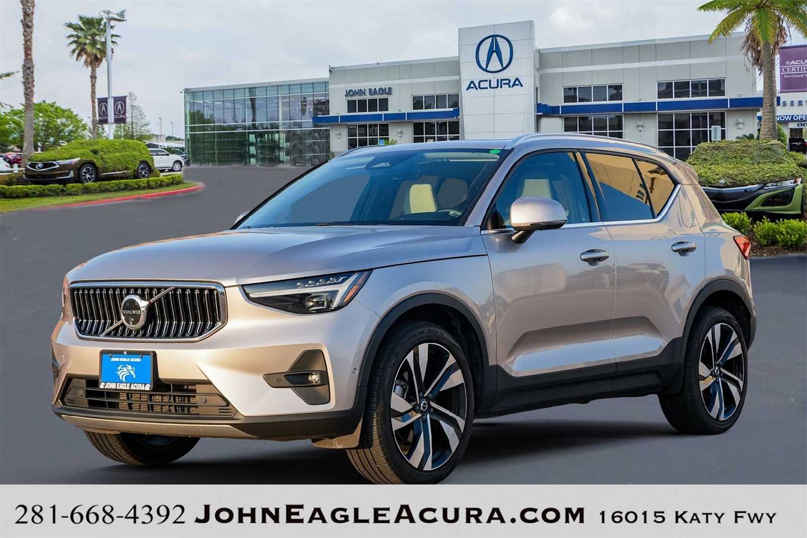 2024 Volvo XC40 Plus Bright Theme
