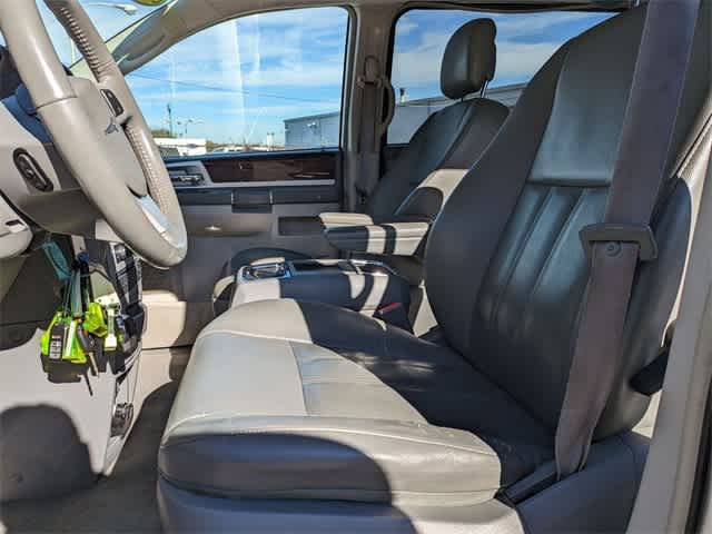 2010 Chrysler Town & Country Touring 14