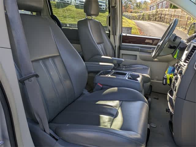 2010 Chrysler Town & Country Touring 21