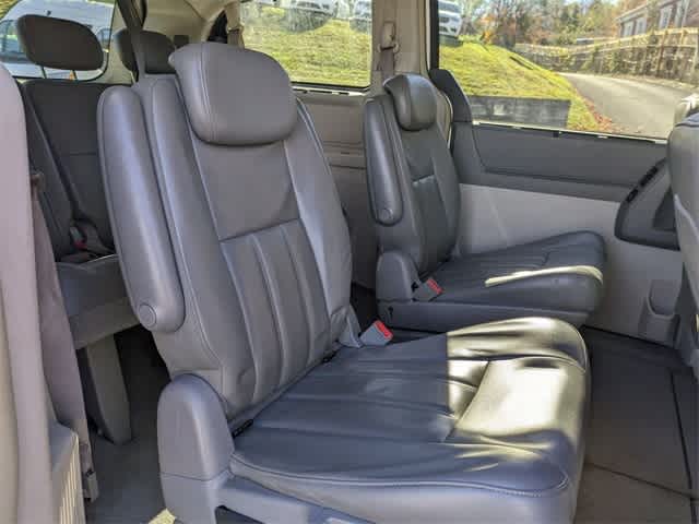 2010 Chrysler Town & Country Touring 19