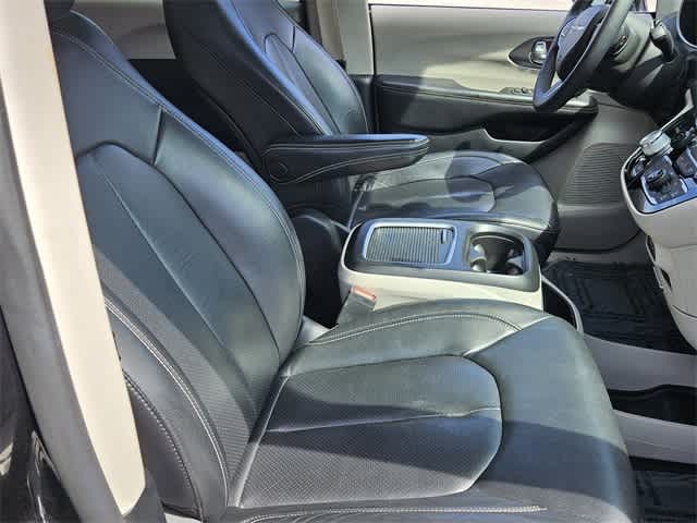 2022 Chrysler Pacifica Touring L 18