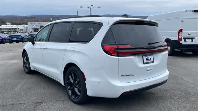 2024 Chrysler Pacifica Touring L 4