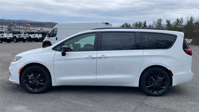 2024 Chrysler Pacifica Touring L 3