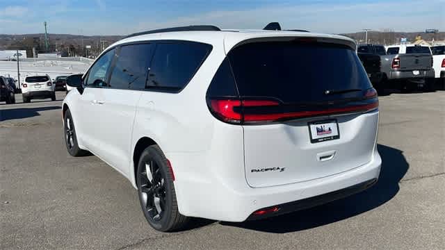 2024 Chrysler Pacifica Touring L 4