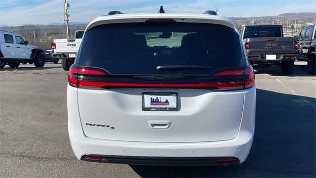 2024 Chrysler Pacifica Touring L 5