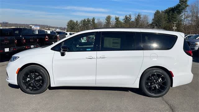 2024 Chrysler Pacifica Touring L 3