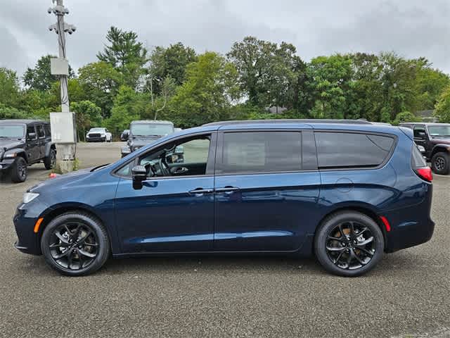 2024 Chrysler Pacifica Touring L 3