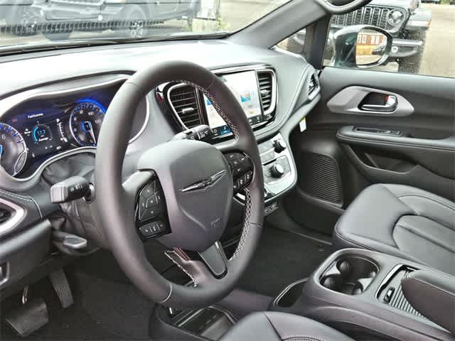 2024 Chrysler Pacifica Touring L 2