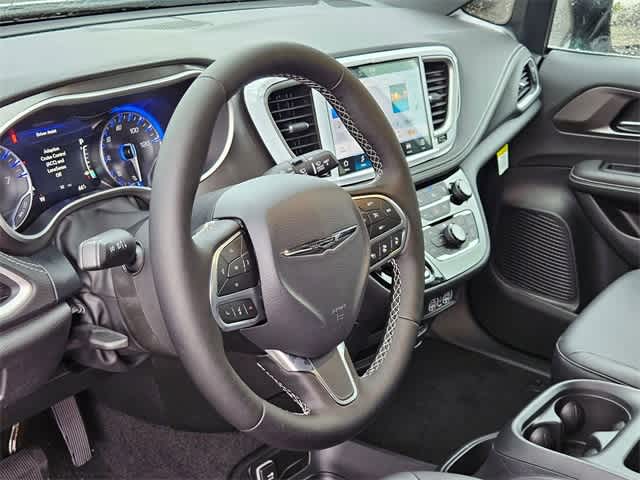 2025 Chrysler Pacifica Select 2