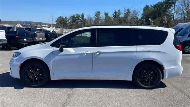 2024 Chrysler Pacifica Touring L 3