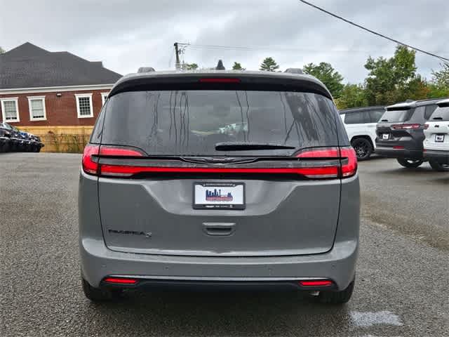 2024 Chrysler Pacifica Touring L 5