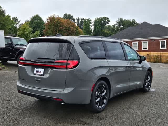 2024 Chrysler Pacifica Touring L 6