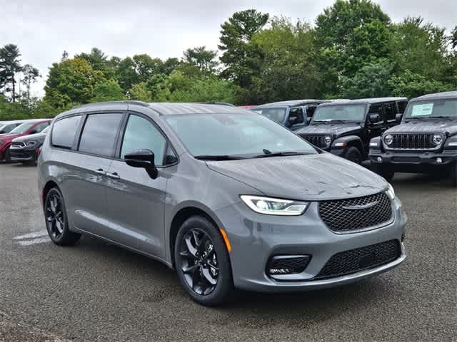 2024 Chrysler Pacifica Touring L 8