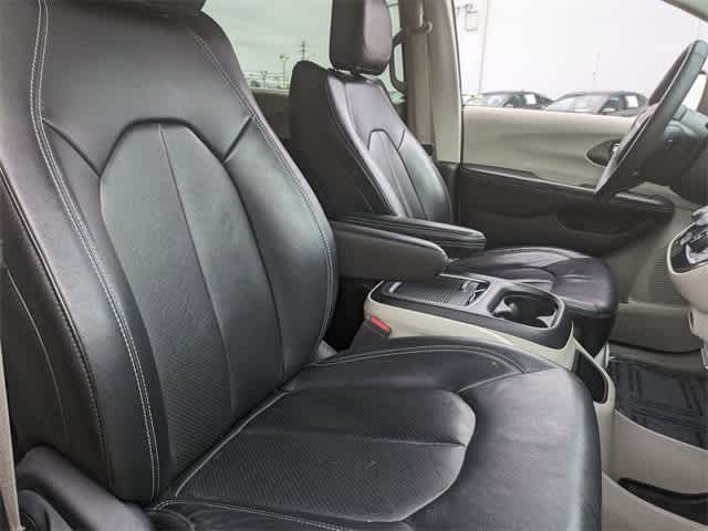 2022 Chrysler Pacifica Touring L 22