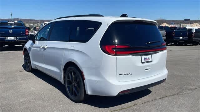 2024 Chrysler Pacifica Touring L 4