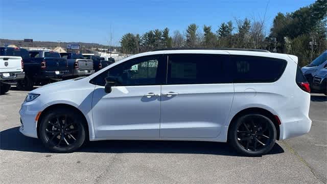 2024 Chrysler Pacifica Touring L 3