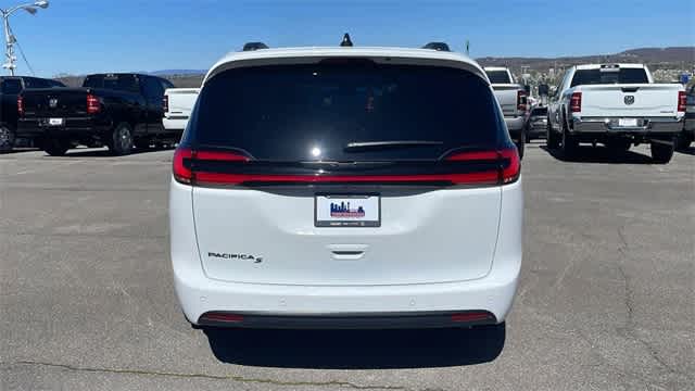 2024 Chrysler Pacifica Touring L 5