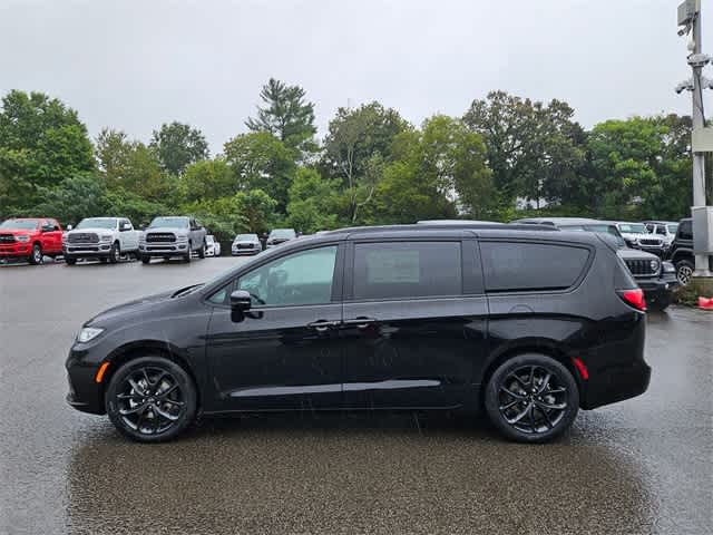 2024 Chrysler Pacifica Touring L 3