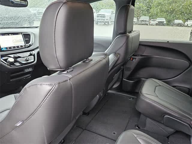 2024 Chrysler Pacifica Touring L 18