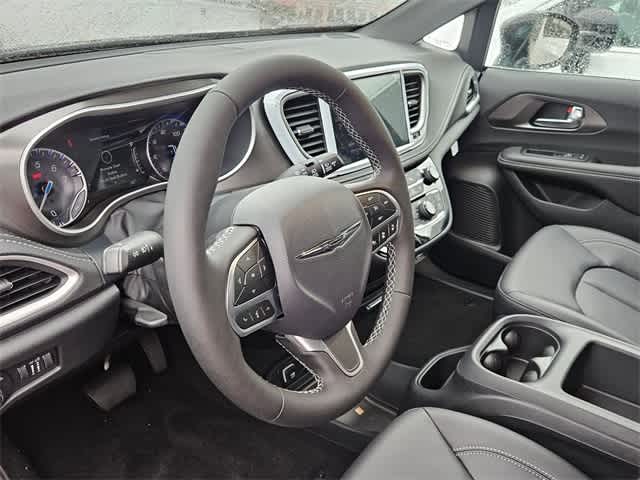 2025 Chrysler Pacifica Select 2