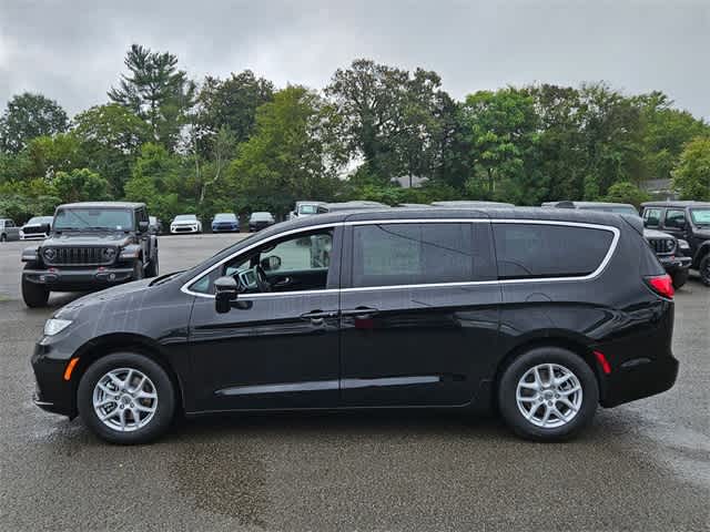 2025 Chrysler Pacifica Select 3