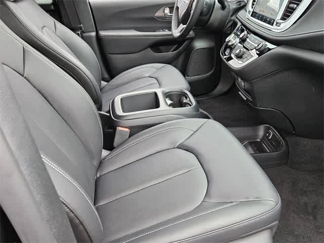 2025 Chrysler Pacifica Select 32