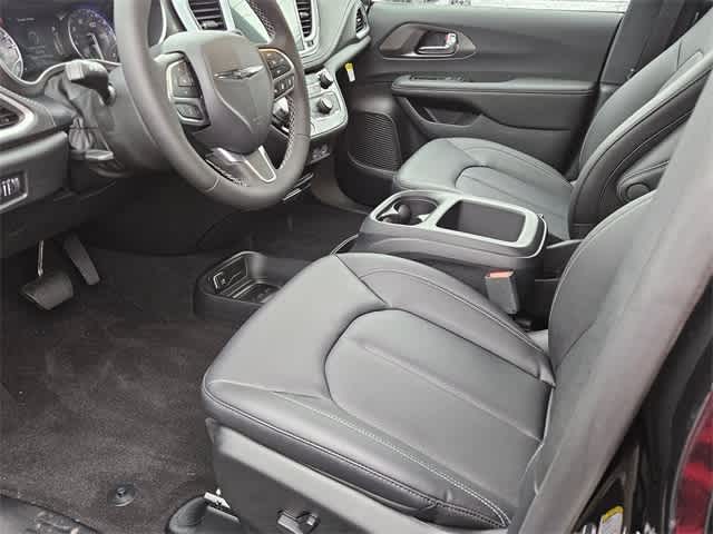 2025 Chrysler Pacifica Select 16