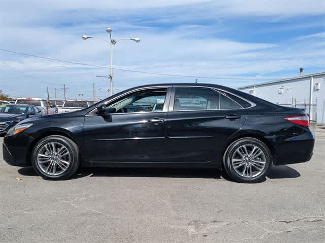 2017 Toyota Camry SE 3