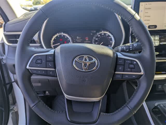 2023 Toyota Highlander XLE 25