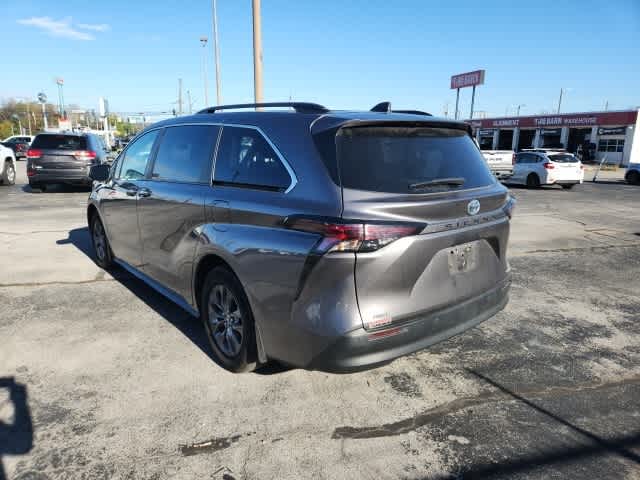 2023 Toyota Sienna XLE 3