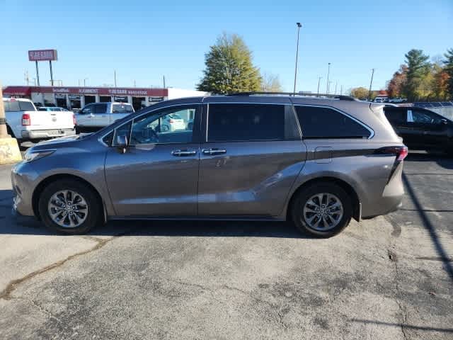 2023 Toyota Sienna XLE 2