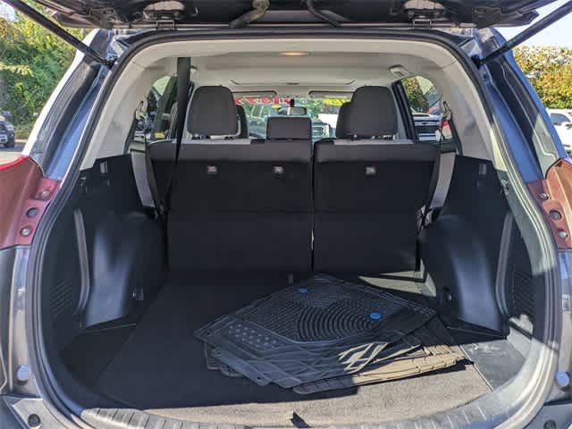 2015 Toyota RAV4 XLE 31