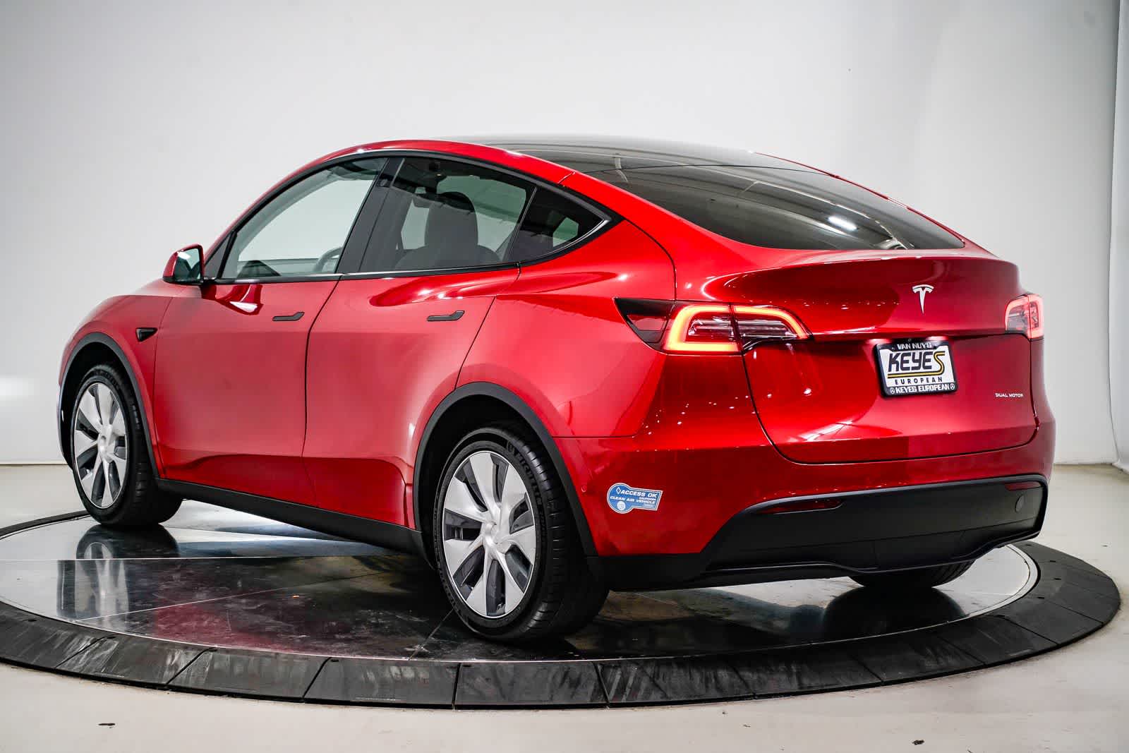 View vehicle photo 2