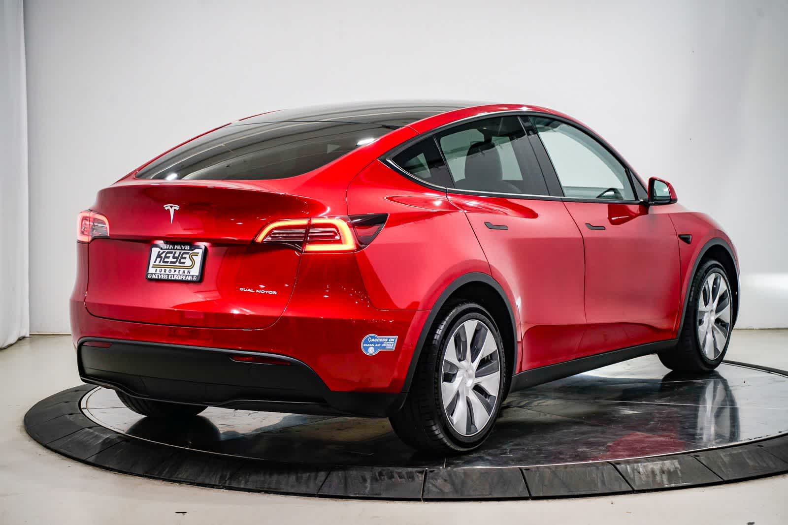 View vehicle photo 4