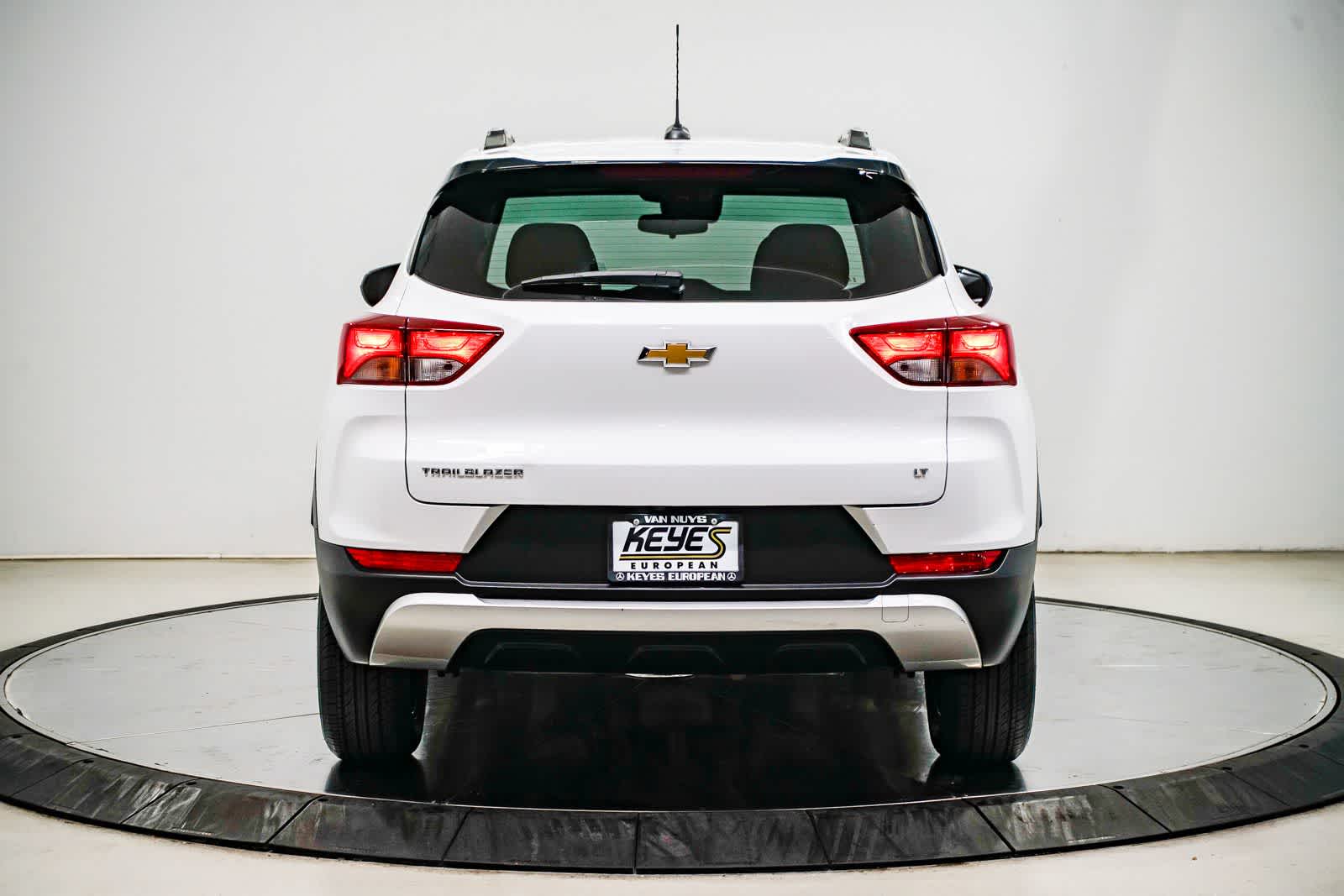 View vehicle photo 3