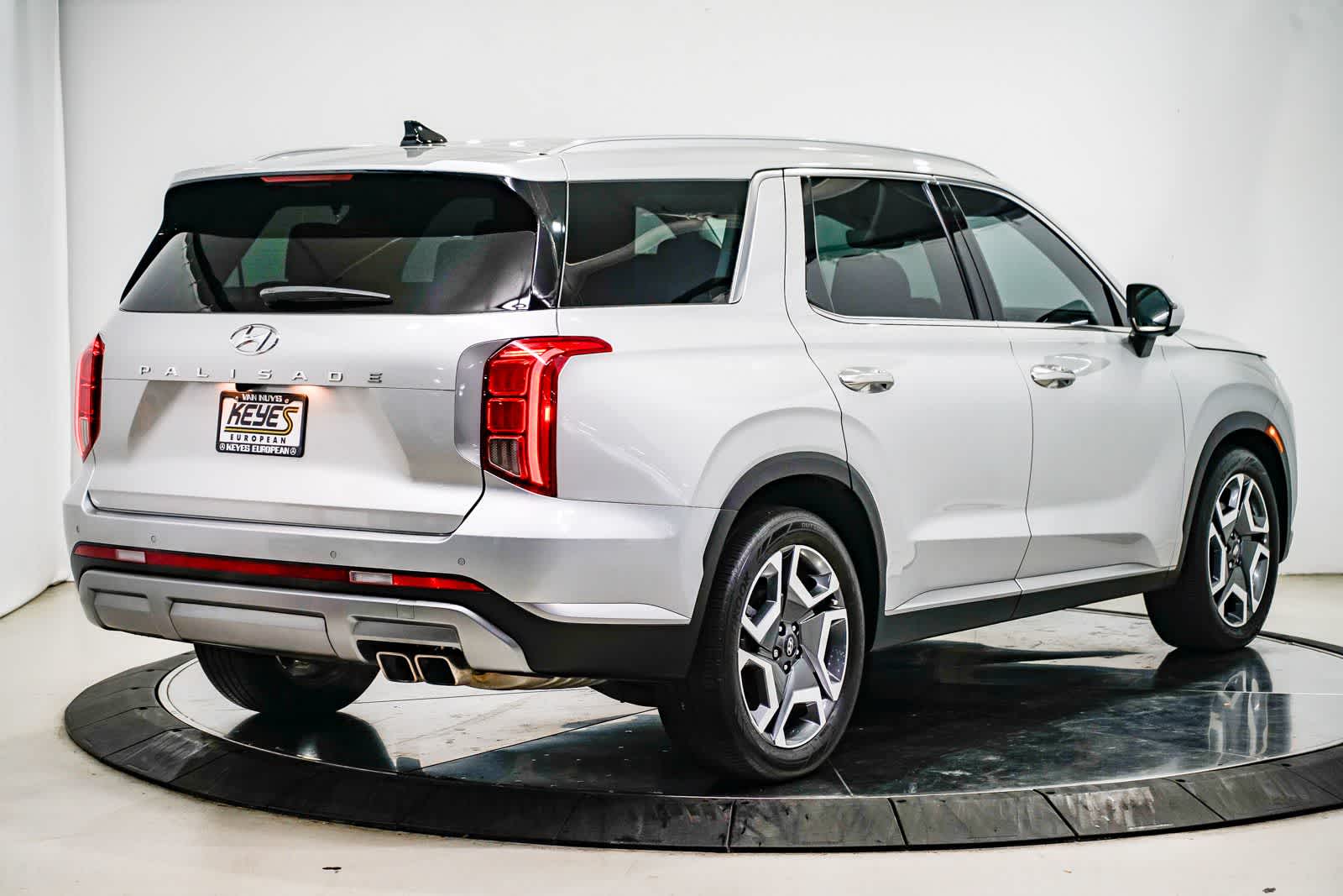 View vehicle photo 4