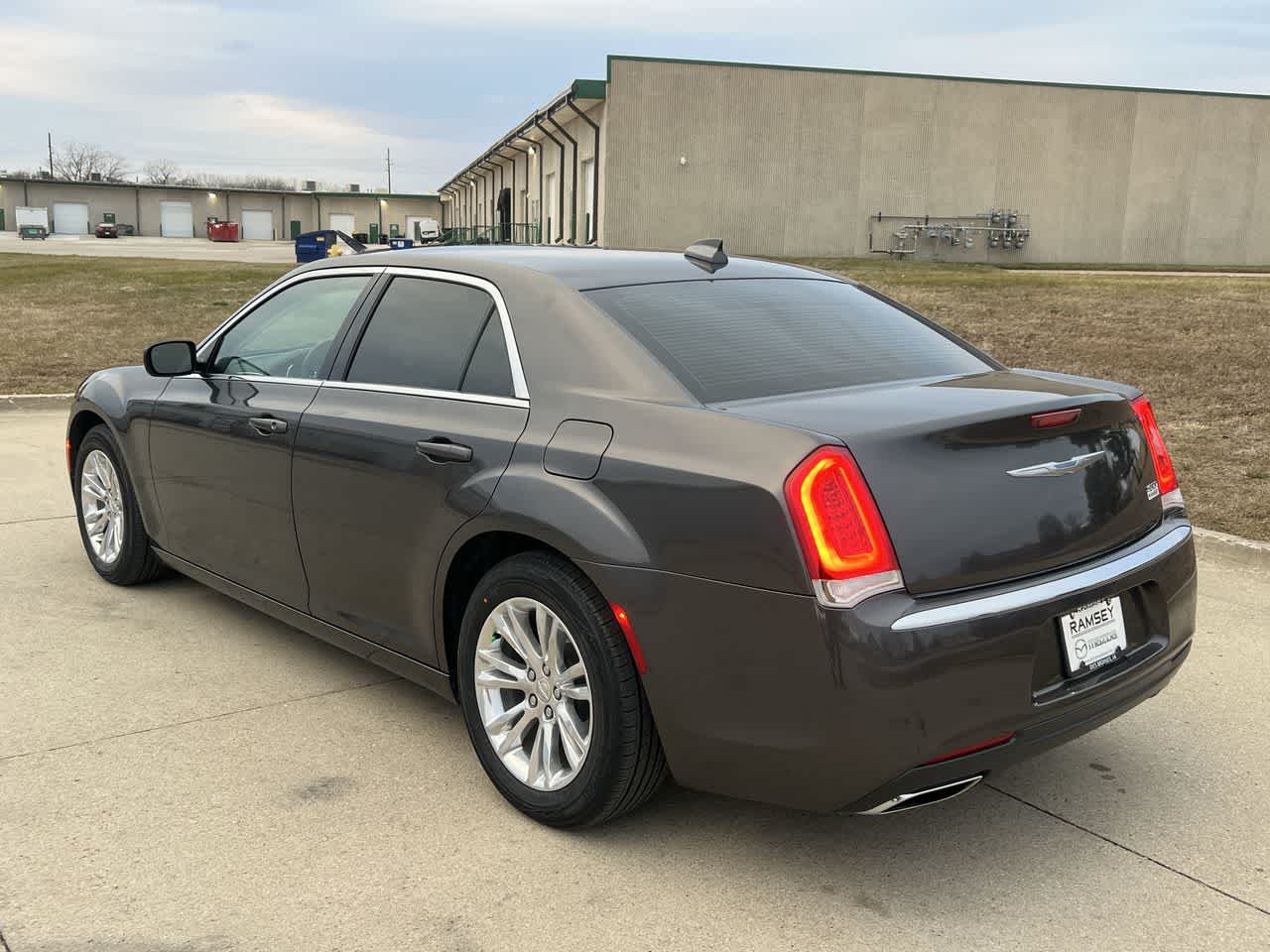 2018 Chrysler 300 Touring 4