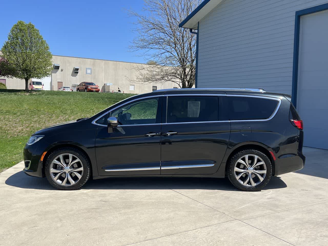 2019 Chrysler Pacifica Limited 11