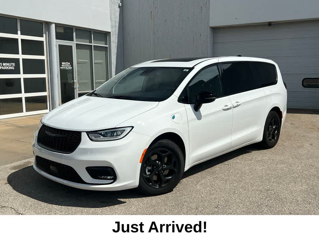 Bright White Clearcoat 2023 Chrysler Pacifica Hybrid Limited FWD Minivan Front-Wheel Drive Continuously Variable Transmission