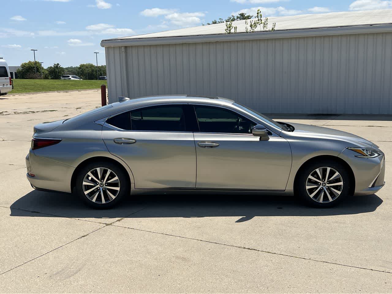 2019 Lexus ES  7