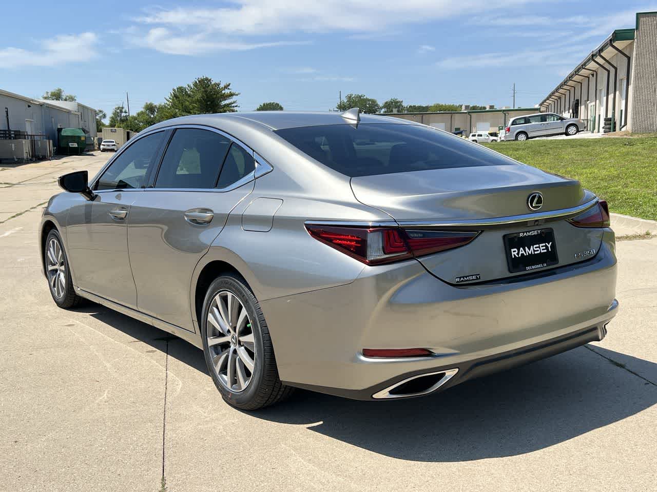 2019 Lexus ES  4